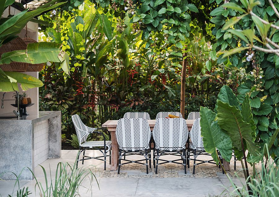 Eating al fresco in privacy surrounded by foliage.